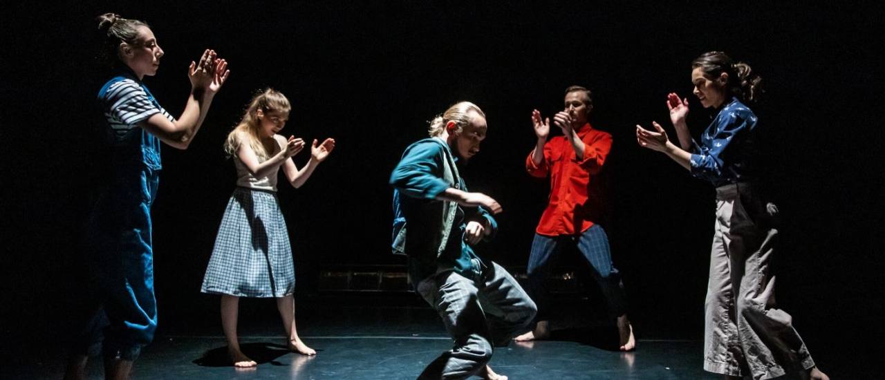 5 dancers, 4 clapping and 1 in the centre dancing